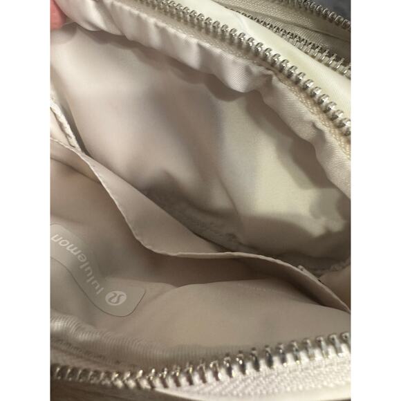Lululemon Crossbody Camera Bag 2L Ivory - Picture 3 of 9
